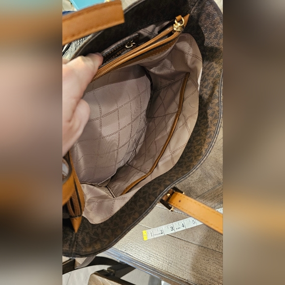 AWESOME MICHAEL KORS JET SET LOGO TOTE WITH POCKET - Picture 5 of 12